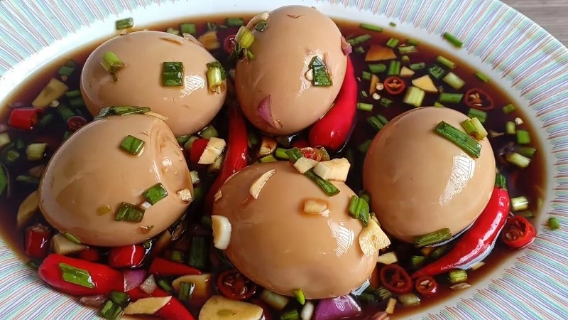 Ăn nước tương sau cắt mí dễ gây thâm đen