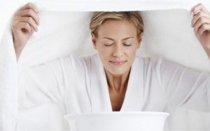 Xông hơi cho da dầu trong các bước chăm sóc da dầu mùa hè là rất quan trọng