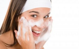 Massage nhẹ nhàng và sử dụng sữa rửa mặt da sẽ thông thoáng và săn chắc hơn