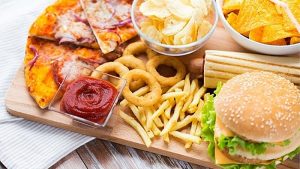 Tránh các thức ăn nhiều dầu mỡ là cách giảm cân hiệu quả cho trẻ béo phì