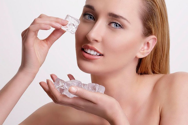 Chườm đá vô cùng hiệu quả trong việc làm dịu vết thương, tan máu bầm
