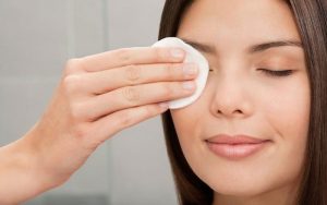 Tạm dừng sử dụng nước hoa hồng sau khi nặn mụn ở spa