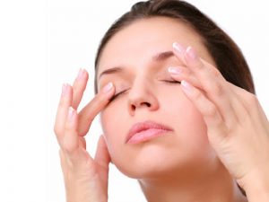 Massage mắt thường xuyên sẽ giúp chữa sụp mí mắt