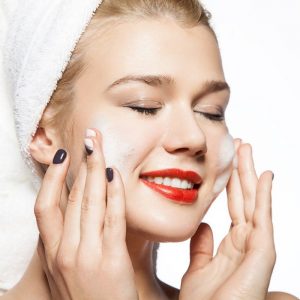 Bạn nên tìm chọn sữa rửa mặt phù hợp để không gây kích ứng da