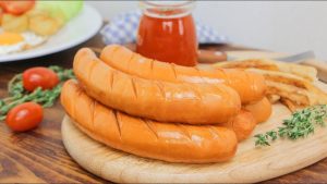 Xúc xích chứa khá nhiều năng lượng và phụ gia