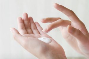 Sử dụng kem dưỡng da/tinh chất đặc trị