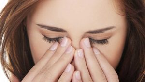 Bạn cần đến bệnh viện để thăm khám ngay khi thấy có điều bất thường ở mắt