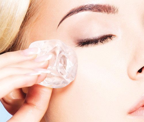 Chườm đá giúp vết thương sau cắt mí mắt nhanh hết sưng