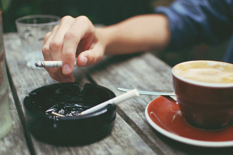 Nên kiêng cà phê và các chất kích thích khác sau khi cắt mí
