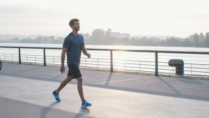 Đi bộ là bài tập thể dục tăng cường sức khỏe phù hợp với mọi độ tuổi.