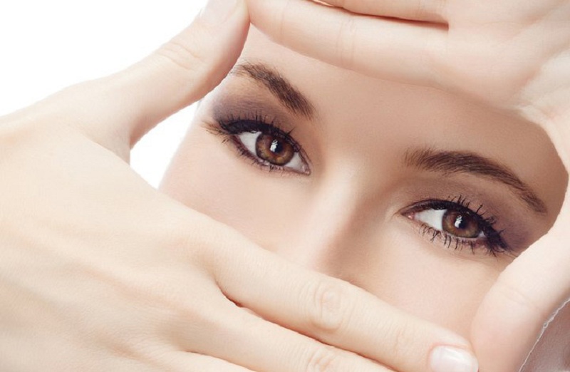 Vệ sinh thường xuyên và bảo vệ mí mắt trước những tác động bên ngoài