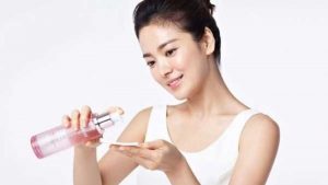 Thoa nước hoa hồng giúp se khít lỗ chân lông