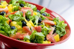 Salad làm món ăn giảm cân yêu thích của nhiều chị em