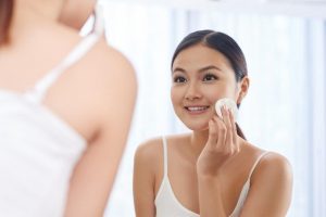 Nước hoa hồng có thể làm sạch và nuôi dưỡng từ sâu bên trong lỗ chân lông