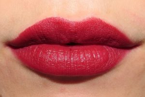 Không dùng tay gỡ lớp vảy bong trên da vì sẽ ảnh hưởng đến việc môi lên màu