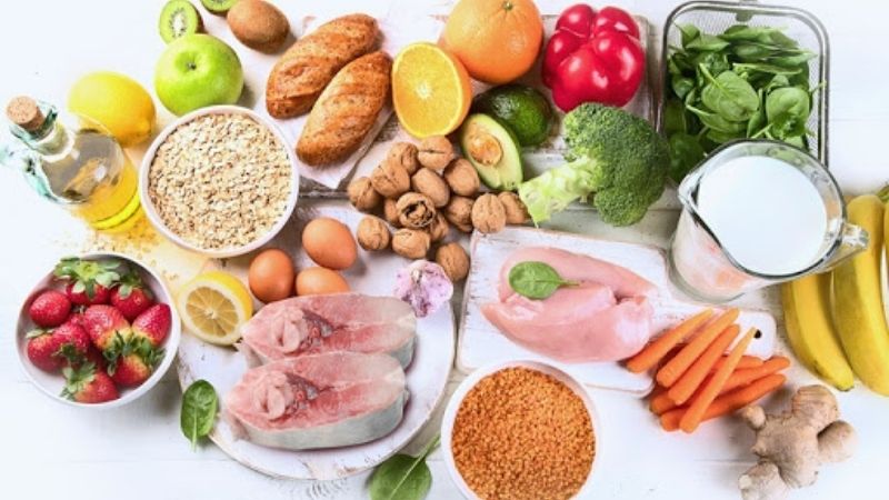 Nên ăn gì sau khi cắt mí mắt?
