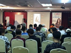 Học viên đang học lý thuyết tại học viện Hair Salon Đức Design Bạc Liêu