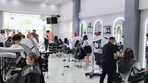 Học viên đang thực hành làm tóc tại lớp học YuGi Hair Salon