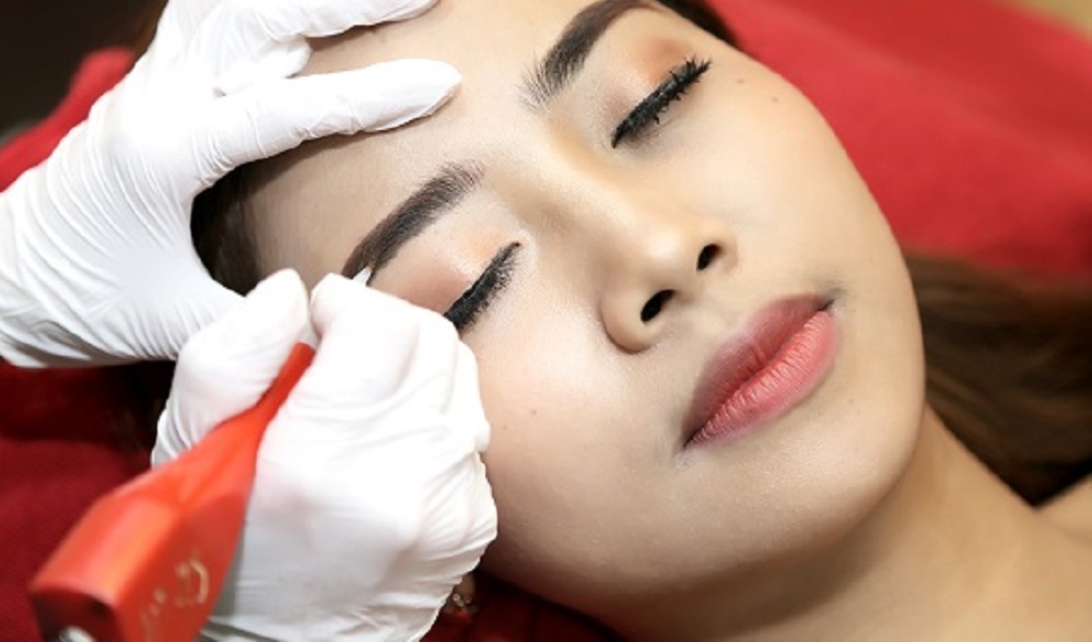 Nhiều người thường tạo chân mày lá liễu để cải thiện vận mệnh