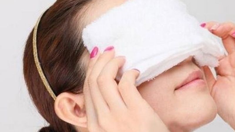 Chườm lạnh để giảm sưng đau cho đôi mắt