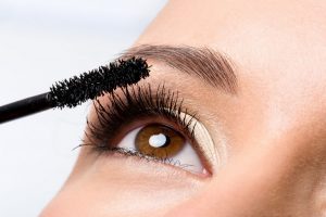 Dùng mascara sẽ làm cho keo nối mi bị ảnh hưởng làm mi nhanh gãy rụng