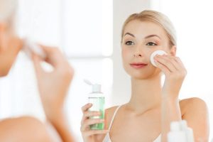 Dùng toner giúp da sạch và se khít lỗ chân lông