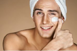 Dùng kem dưỡng hoặc đắp mặt nạ để cấp ẩm cho da