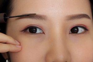 Sau bước tán kem nền là kẻ mày