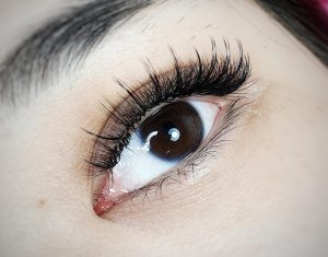 Nối mi thiên thần là một kỹ thuật làm đẹp vùng mắt được ưa chuộng