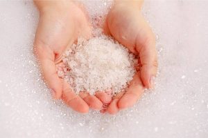 Muối được nhiều chị em sử dụng làm nguyên liệu tẩy tế bào chết hiệu quả