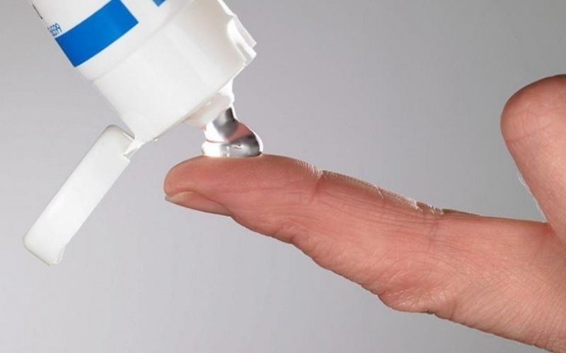 Cắt mí có phải bôi thuốc chống sẹo không?