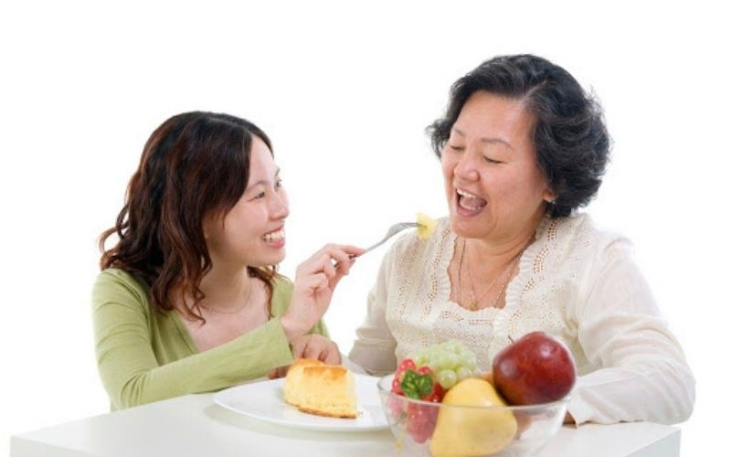 Bổ sung chất dinh dưỡng cho người lớn tuổi sau khi cắt mí giúp mắt nhanh lành