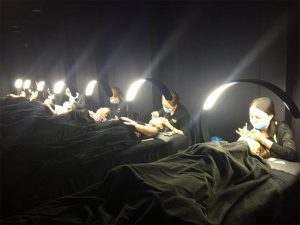 Nối mi bóng tối chính là phương pháp nối mi được thực hiện trong bóng tối