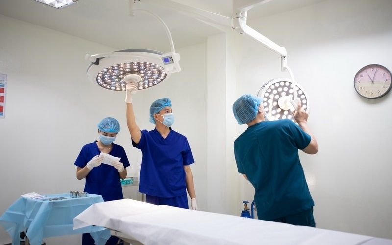 Cắt mí được thực hiện theo quy trình chuẩn y khoa của Bộ Y tế