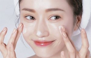 Bạn nên chăm sóc da mặt kỹ lưỡng để duy trì được nét tươi trẻ của khuôn mặt