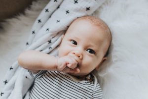 Trẻ bị rụng lông mi có sao không?