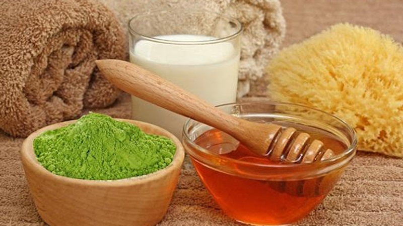 Bột trà xanh và mật ong có thể tạo nên hỗn hợp làm dịu da bị rát