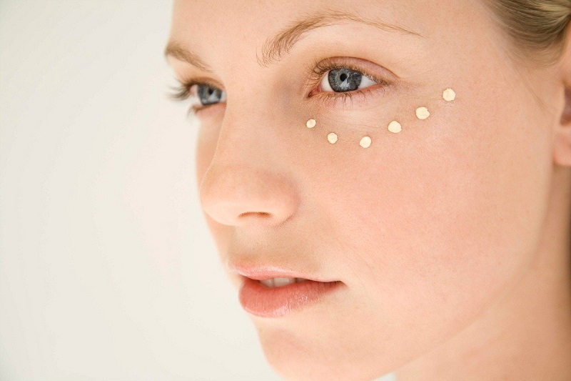 cách dưỡng da vùng mặt Bạn cần chăm dưỡng ẩm cho vùng da mắt