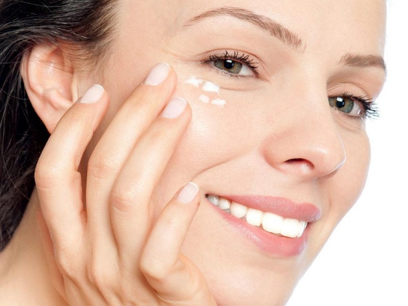 cách dưỡng da vùng mặt Da mắt cũng cần chống nắng thường xuyên