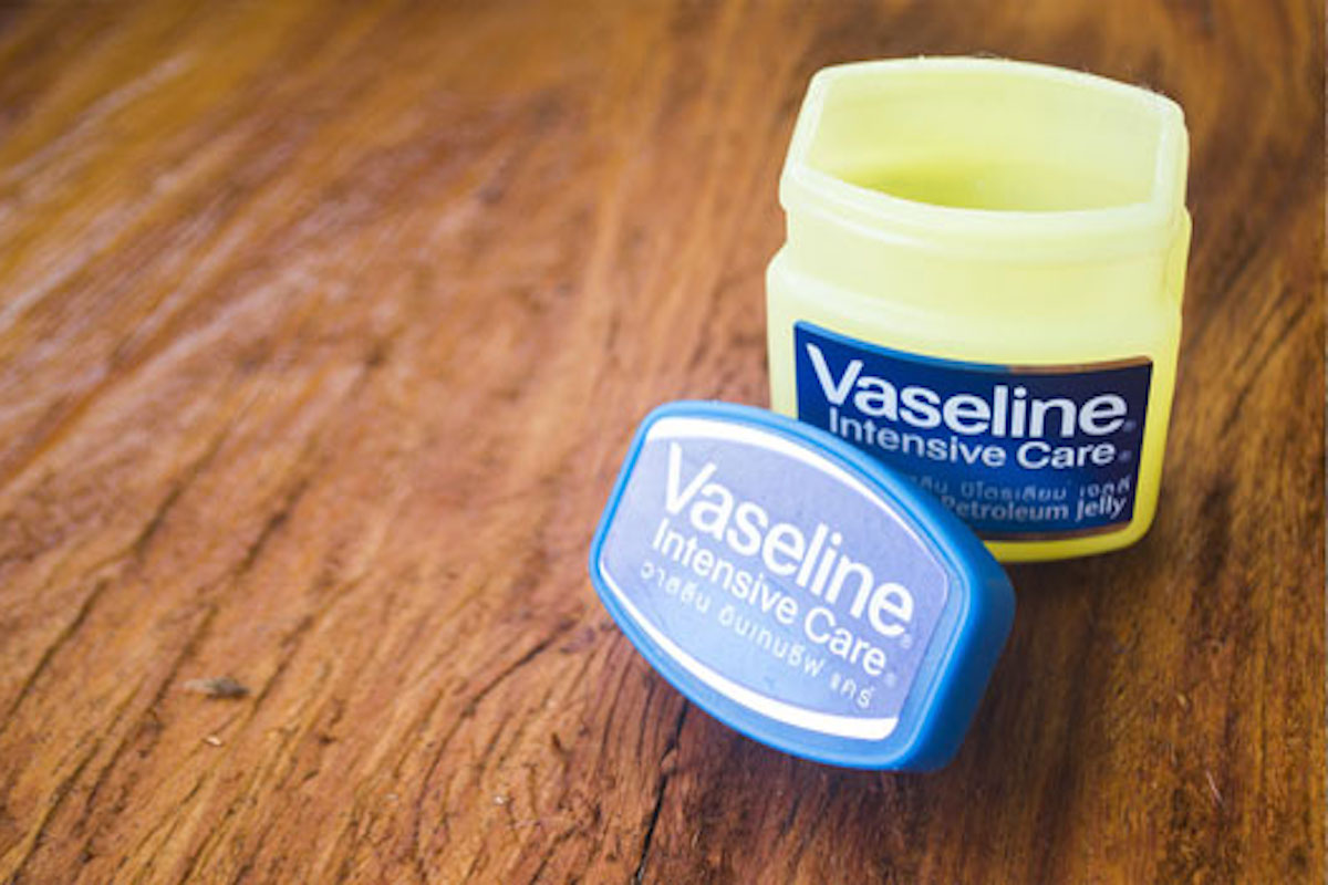 Vaseline là nguyên liệu dưỡng da tại nhà hiệu quả