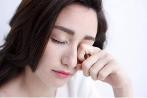 Không biết cách chăm sóc khiến lông mi rụng, dần dần trở nên thưa và ngắn hơn rất nhiều.