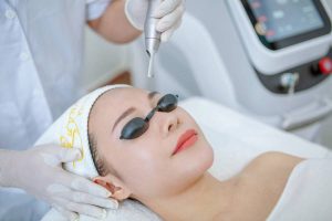 Lông mày đã xăm từ lâu, muốn làm mờ phải dùng những công nghệ hiện đại như laser