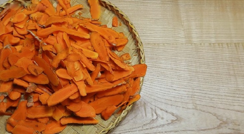Nghệ đem đi gọt 2 đầu rửa sạch rồi lát thành những lát mỏng