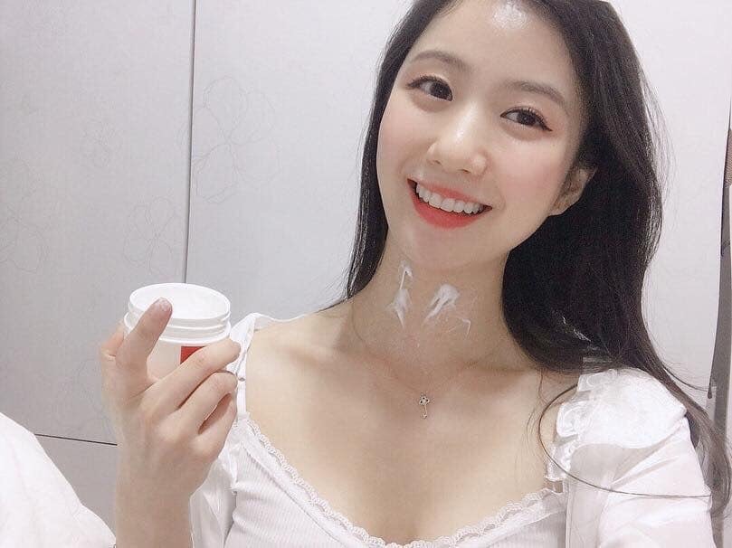 Nên thoa sữa dưỡng lên cả vùng cổ và da để đạt được hiệu quả