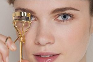 Thường xuyên makeup, dụi mắt... là một trong những nguyên nhân khiến mi nhanh rụng