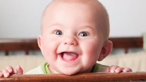 Có nên cắt lông mi cho trẻ em không được nhiều bà mẹ quan tâm