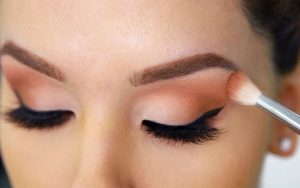 Dán kích mí trước hay sau trang điểm?