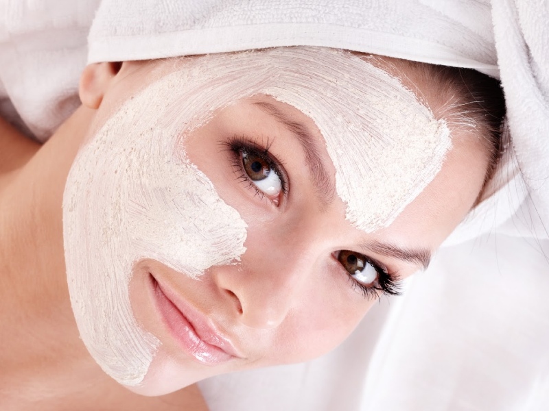 Đắp mặt nạ sữa chua nguyên chất