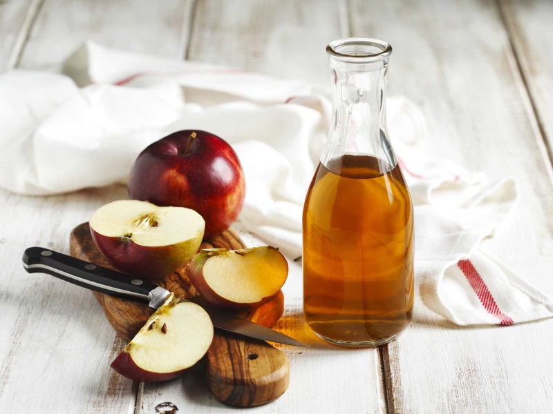 Kết hợp giấm táo, lòng trắng trứng gà và bột yến mạch để làm mặt nạ dành cho dau dầu