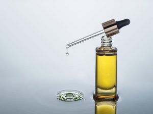 Một số loại dầu dưỡng da được chiết xuất từ thực vật như: dầu oliu, dầu dừa...